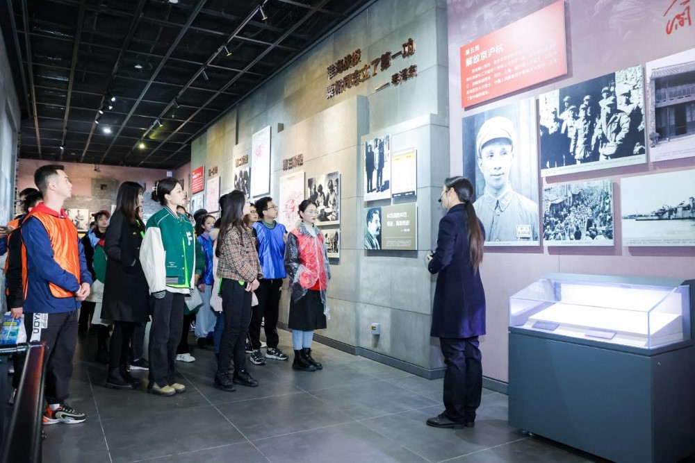 五省高校学生参观粟裕纪念馆。单位供图